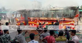 গাজীপুরে দাঁড়িয়ে থাকা বাসে আগুন